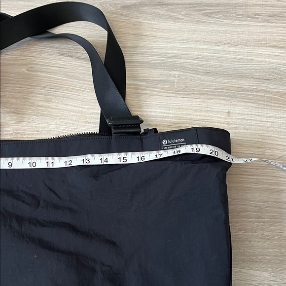 Lululemon Clean Lines Tote Black - Picture 6 of 9